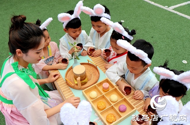 萌娃變身小玉兔 國風(fēng)古韻慶中秋