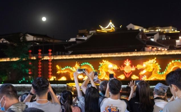 就地過節(jié)的中秋假期：機(jī)票裸票價(jià)格近5年最低