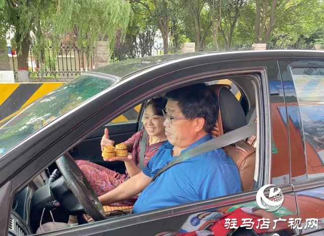 中原高速遂平收費站:情暖中秋 “高速月餅”送關(guān)懷