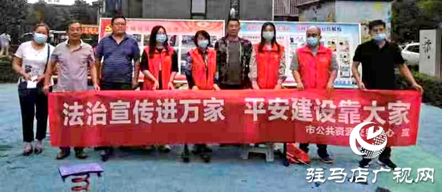 駐馬店市公共資源交易中心志愿者開(kāi)展平安夜巡暨法治宣傳活動(dòng)