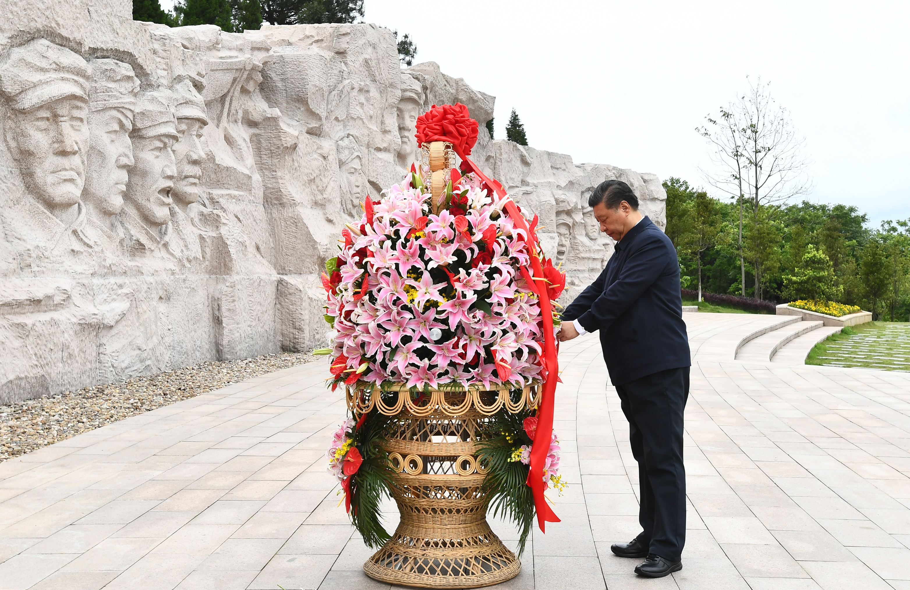 今天，我們跟隨習(xí)近平總書記一起致敬英雄！