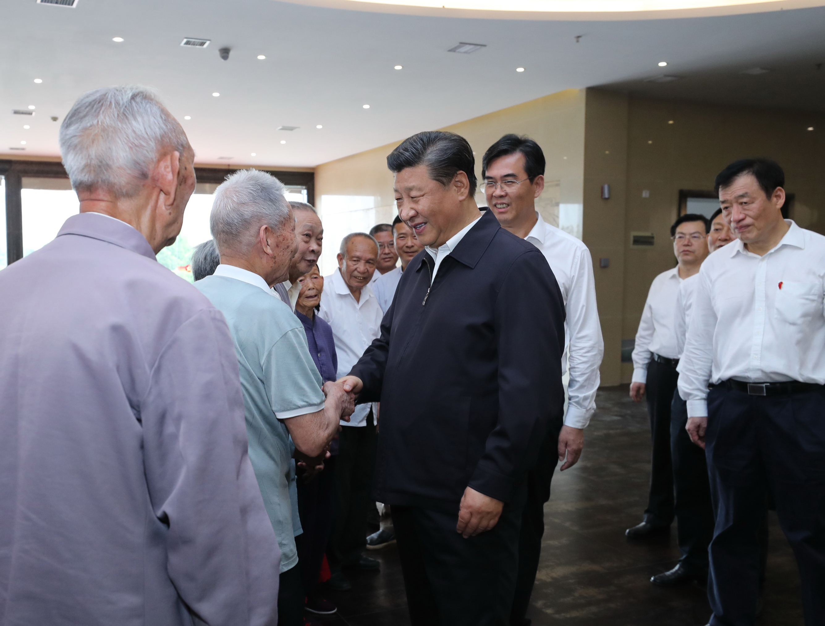 今天，我們跟隨習(xí)近平總書記一起致敬英雄！