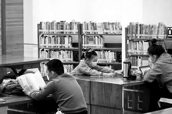 圖書(shū)館里讀者樂(lè)享書(shū)香假日