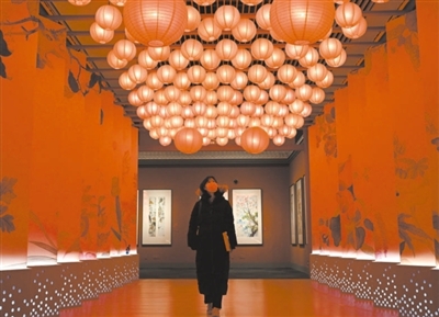 滿足人民日益增長(zhǎng)的精神文化需求（新時(shí)代畫(huà)卷·奮進(jìn)十年）