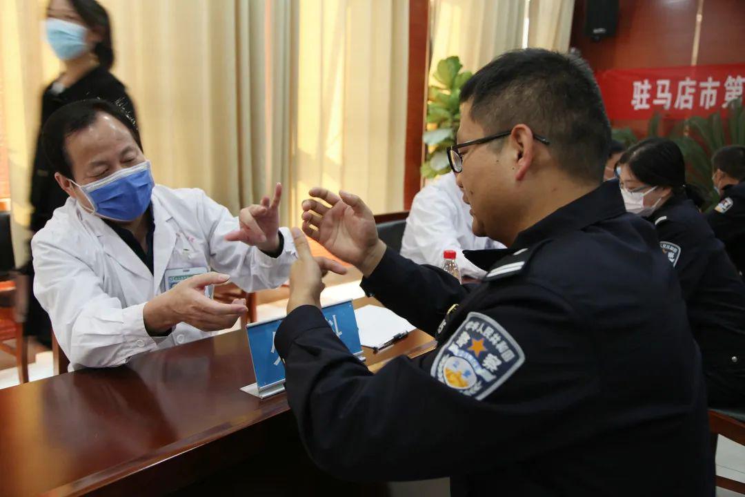 確山：健康講座進(jìn)警營 義診咨詢暖警心