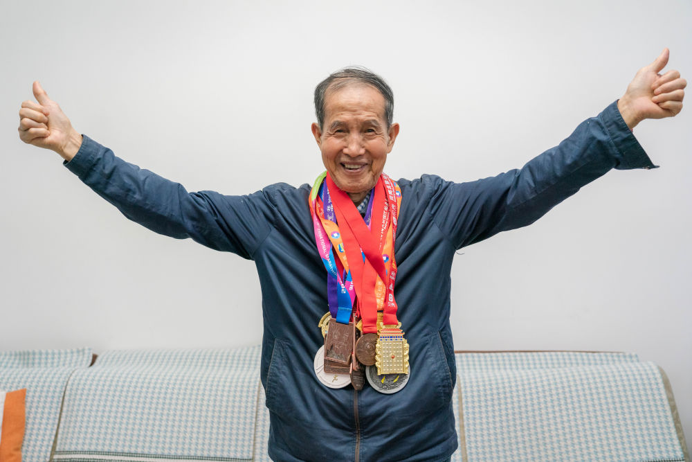 “86歲，依然能跑，依然在跑”——2022北京馬拉松最后一名完賽者的故事