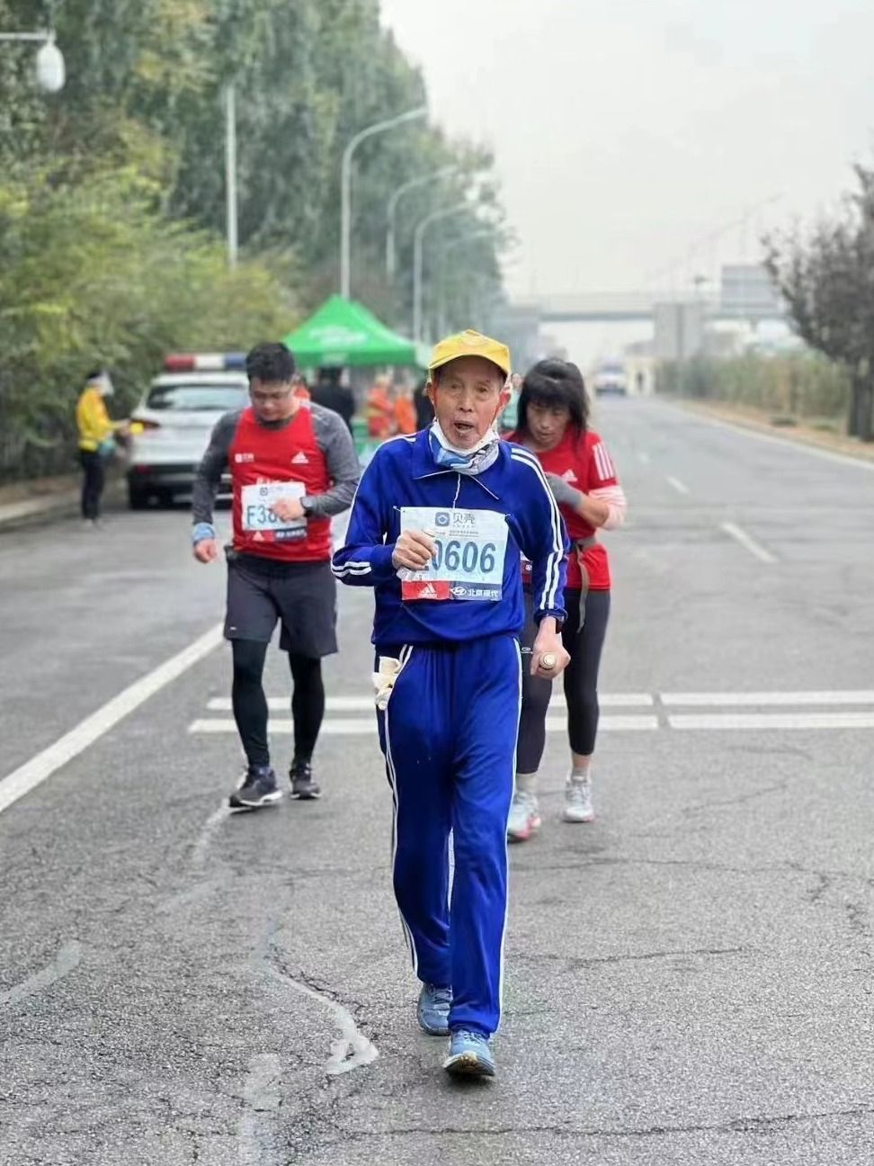 “86歲，依然能跑，依然在跑”——2022北京馬拉松最后一名完賽者的故事