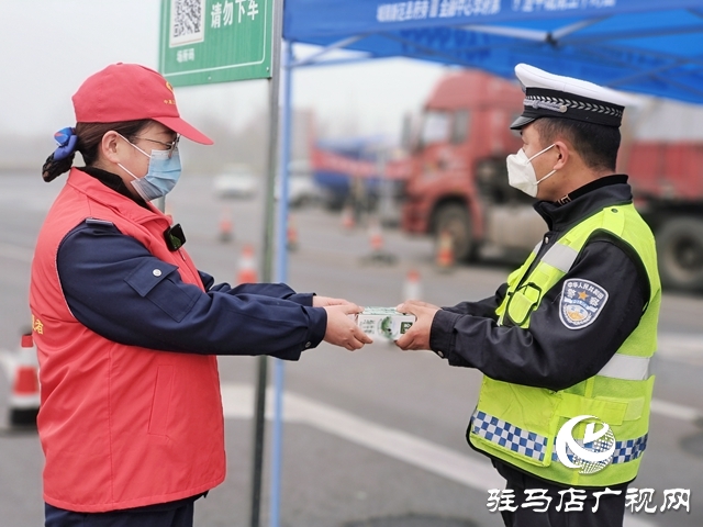 大霧封高速 志愿服務暖人心
