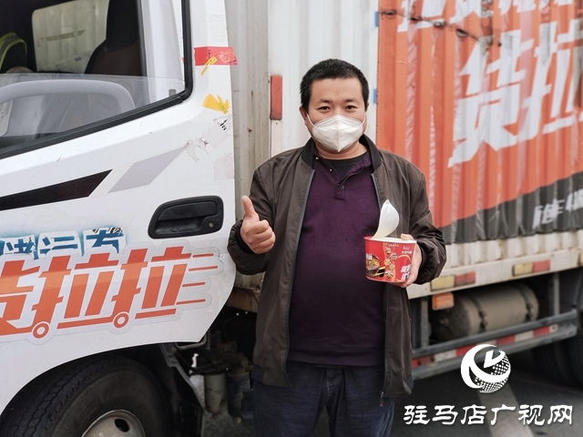 大霧封高速 志愿服務暖人心