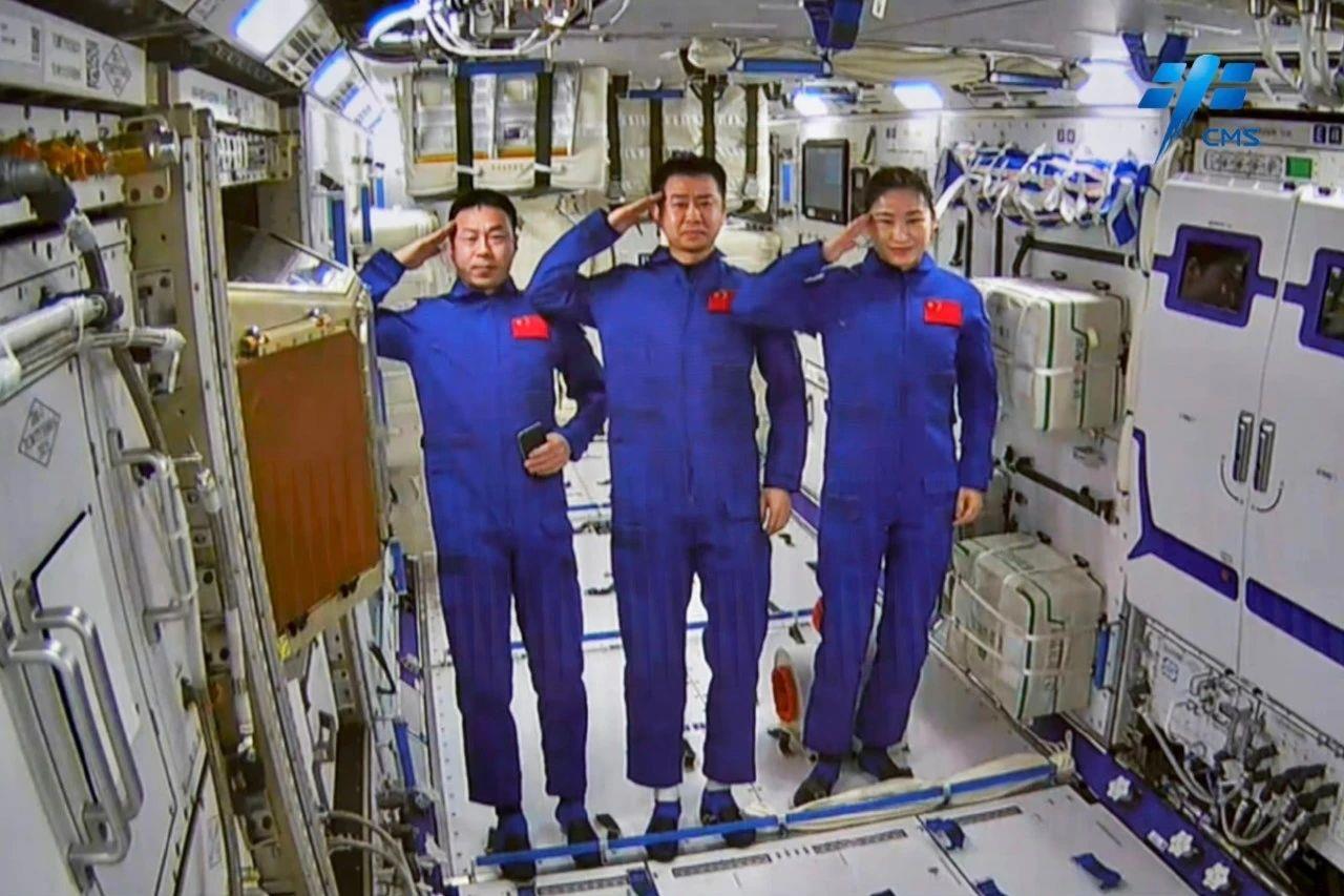 這里有一個(gè)通往空間站的入口，速進(jìn)