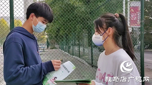 黃淮學(xué)院青春紅十字協(xié)會(huì)開(kāi)展防艾宣傳活動(dòng)