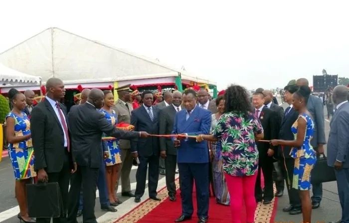 來自非洲的“馬尼奧克”，藏在薩蘇贈(zèng)給習(xí)近平的油畫里