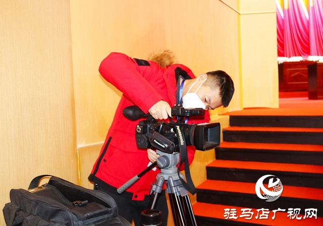 “兩會(huì)”花絮|跟隨鏡頭去看看這些幕后的身影(組圖)