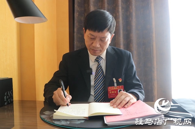 出席駐馬店市五屆人大一次會議的人大代表報到