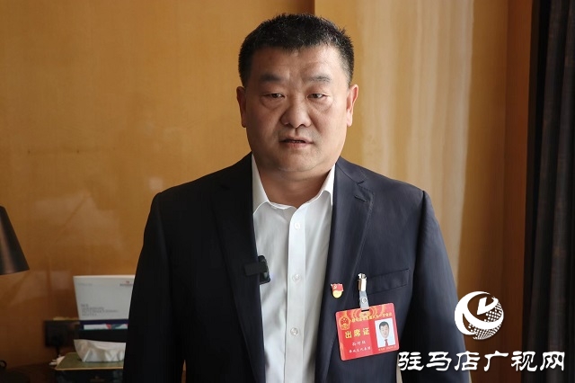 出席駐馬店市五屆人大一次會議的人大代表報到