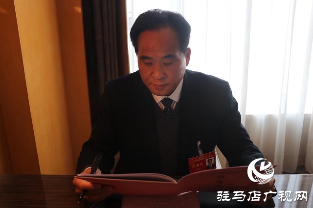 出席駐馬店市五屆人大一次會議的人大代表報到