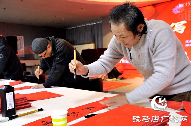 踐行二十大 奮進(jìn)新征程 駐馬店市文化館舉行義寫(xiě)春聯(lián)活動(dòng)