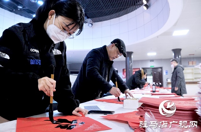 踐行二十大 奮進(jìn)新征程 駐馬店市文化館舉行義寫(xiě)春聯(lián)活動(dòng)