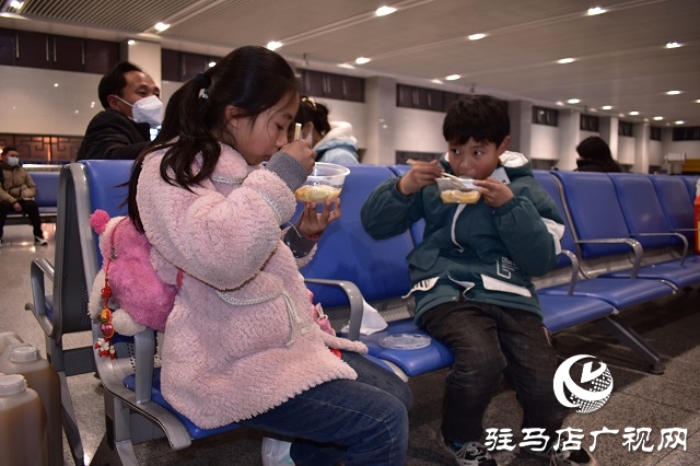 新春走基層|候車廳里的“年夜飯”