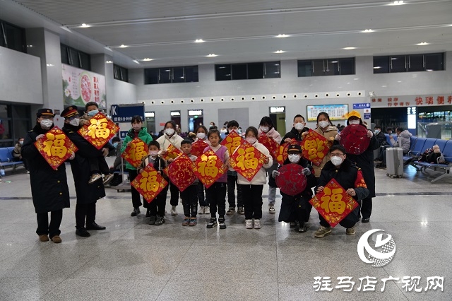 新春走基層|候車廳里的“年夜飯”