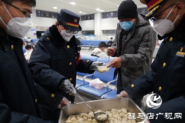 新春走基層|候車廳里的“年夜飯”