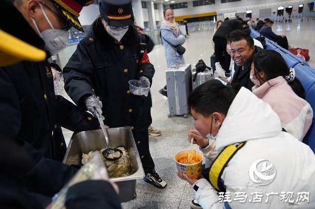 新春走基層|候車廳里的“年夜飯”