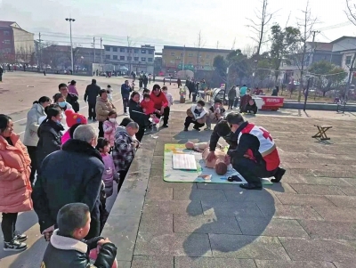 “急救地攤”開張!他們用特殊方式迎新春