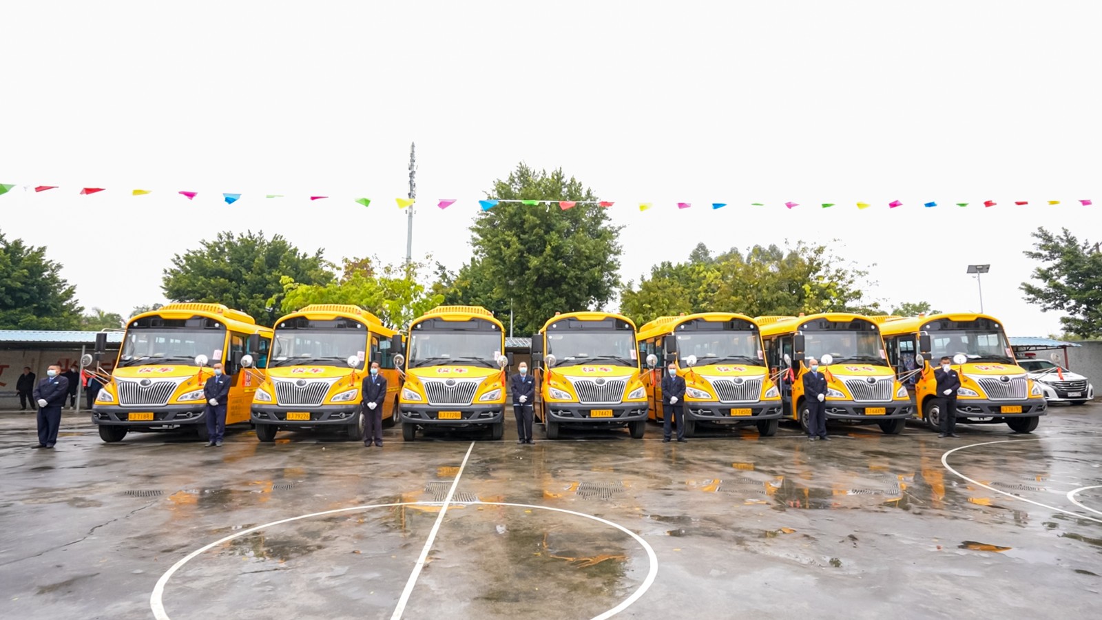 河南全力拼經(jīng)濟(jì)②丨重裝設(shè)備發(fā)往全國(guó) 宇通擂響新年“出征戰(zhàn)鼓”