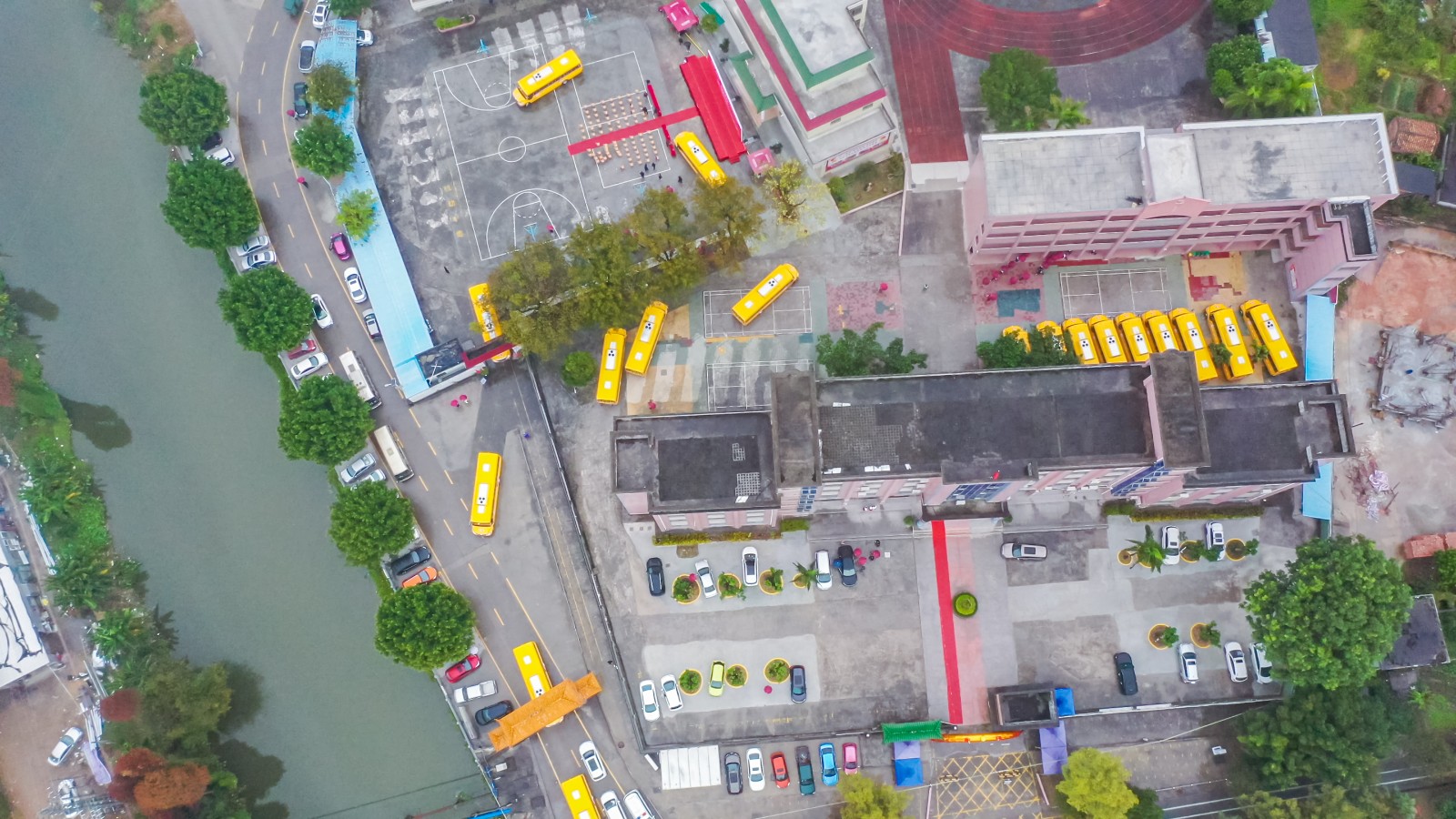 河南全力拼經(jīng)濟(jì)②丨重裝設(shè)備發(fā)往全國(guó) 宇通擂響新年“出征戰(zhàn)鼓”