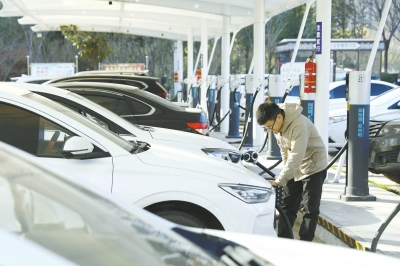 回鄉(xiāng)電動(dòng)汽車(chē)的充電難題：200多公里的路程，路上總想著電量不夠了怎么辦