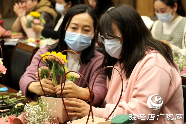 人面“鮮花”相映紅 駐馬店廣播電視臺(tái)舉辦“三八”婦女節(jié)藝術(shù)插花活動(dòng)