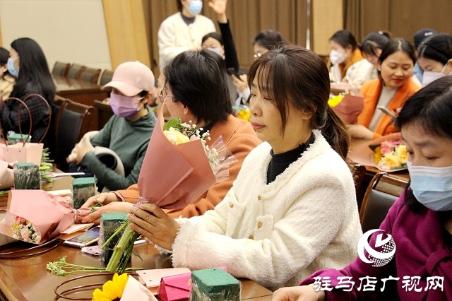 人面“鮮花”相映紅 駐馬店廣播電視臺(tái)舉辦“三八”婦女節(jié)藝術(shù)插花活動(dòng)