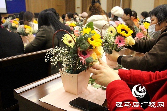 人面“鮮花”相映紅 駐馬店廣播電視臺(tái)舉辦“三八”婦女節(jié)藝術(shù)插花活動(dòng)