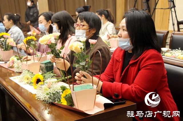 人面“鮮花”相映紅 駐馬店廣播電視臺(tái)舉辦“三八”婦女節(jié)藝術(shù)插花活動(dòng)