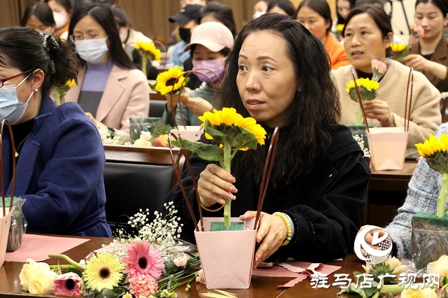 人面“鮮花”相映紅 駐馬店廣播電視臺(tái)舉辦“三八”婦女節(jié)藝術(shù)插花活動(dòng)