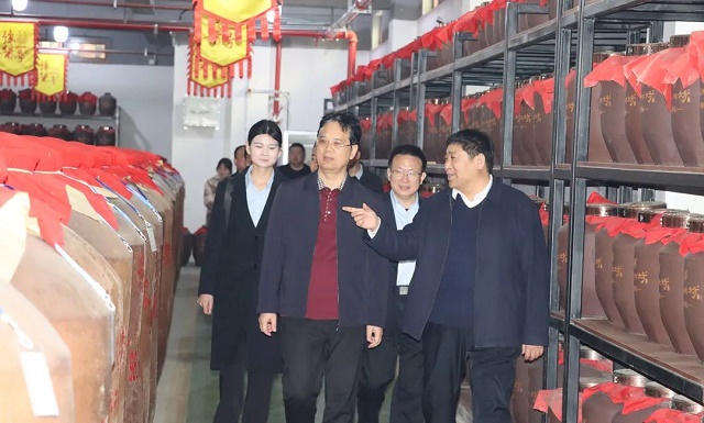 駐馬店市政協(xié)副主席、市工商聯(lián)主席張新領(lǐng)到蔡洪坊酒業(yè)調(diào)研