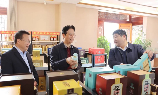駐馬店市政協(xié)副主席、市工商聯(lián)主席張新領(lǐng)到蔡洪坊酒業(yè)調(diào)研