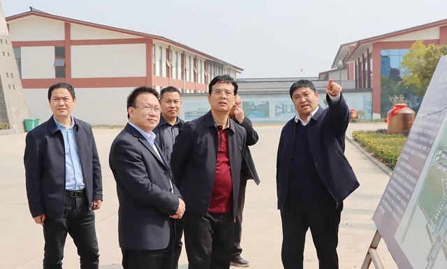 駐馬店市政協(xié)副主席、市工商聯(lián)主席張新領(lǐng)到蔡洪坊酒業(yè)調(diào)研