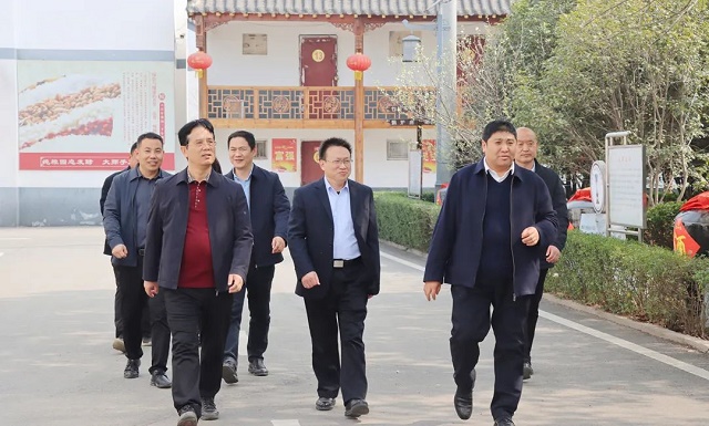 駐馬店市政協(xié)副主席、市工商聯(lián)主席張新領(lǐng)到蔡洪坊酒業(yè)調(diào)研