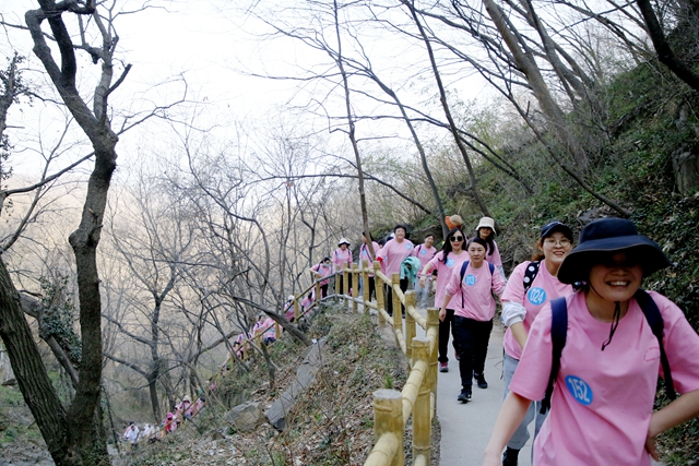 駐馬店市第一人民醫(yī)院舉辦迎“三八”登山活動(dòng)