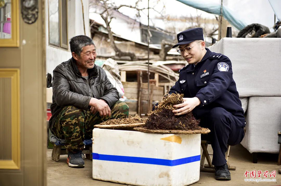 雷鋒，就在我們身邊 全國(guó)公安機(jī)關(guān)大力弘揚(yáng)雷鋒精神、踐行為民初心