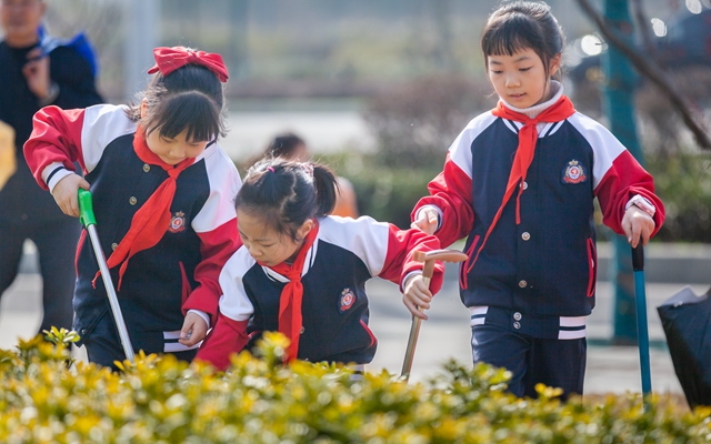 駐馬店實(shí)驗(yàn)小學(xué)開(kāi)展“三月雷鋒行 溫暖似春風(fēng)”學(xué)雷鋒系列志愿活動(dòng)