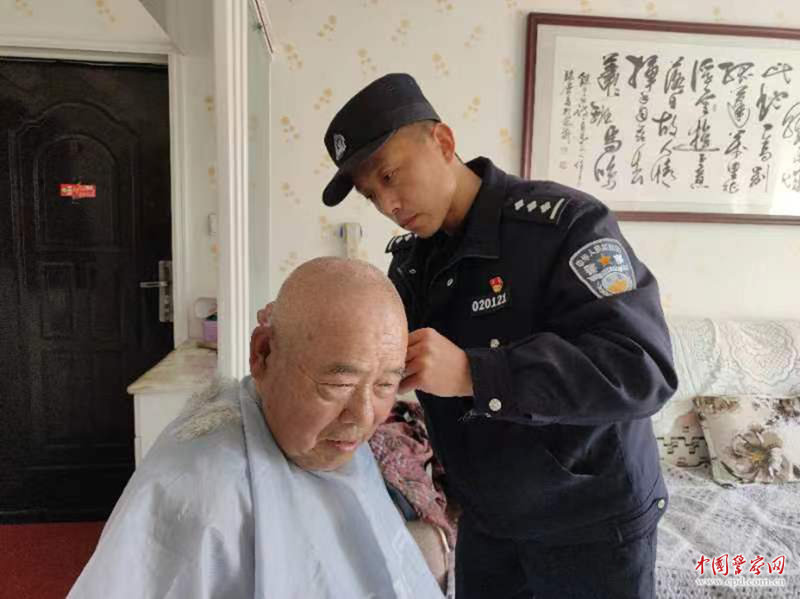雷鋒，就在我們身邊 全國(guó)公安機(jī)關(guān)大力弘揚(yáng)雷鋒精神、踐行為民初心