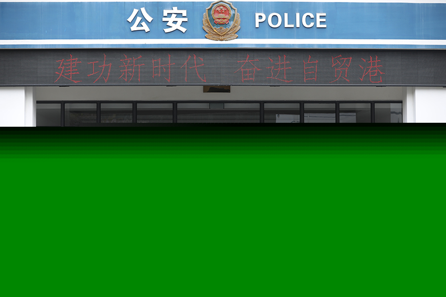 雷鋒，就在我們身邊 全國(guó)公安機(jī)關(guān)大力弘揚(yáng)雷鋒精神、踐行為民初心