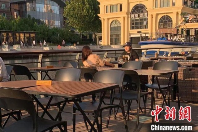 商業(yè)外擺迎“夏天”，如何應(yīng)對(duì)亂扔垃圾、隨意抽煙？
