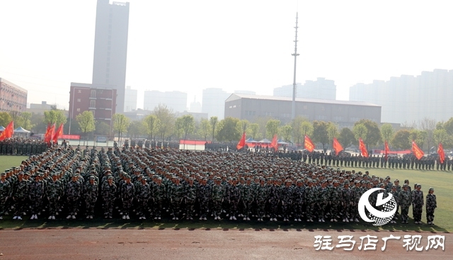 駐馬店職業(yè)技術(shù)學(xué)院舉行2022級新生軍訓(xùn)匯報表演暨表彰大會
