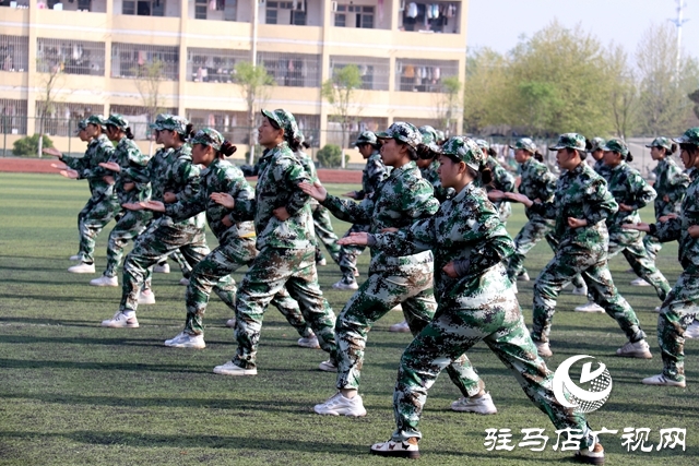 駐馬店職業(yè)技術(shù)學(xué)院舉行2022級新生軍訓(xùn)匯報表演暨表彰大會