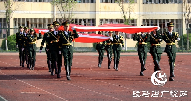 駐馬店職業(yè)技術(shù)學(xué)院舉行2022級新生軍訓(xùn)匯報表演暨表彰大會