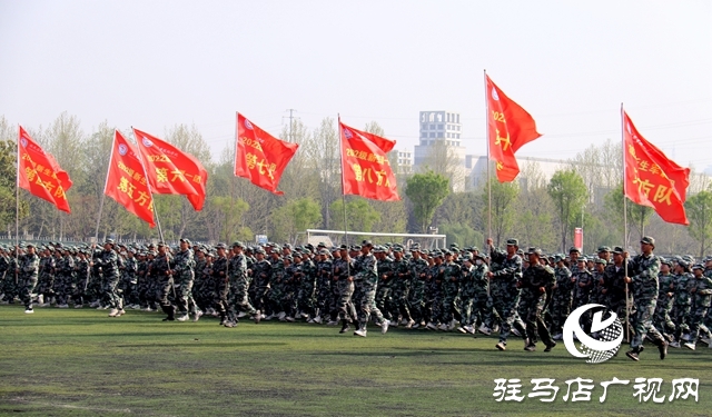 駐馬店職業(yè)技術(shù)學(xué)院舉行2022級新生軍訓(xùn)匯報表演暨表彰大會