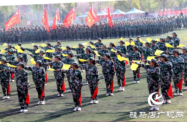 駐馬店職業(yè)技術(shù)學(xué)院舉行2022級新生軍訓(xùn)匯報表演暨表彰大會